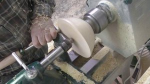 Эту вазу, выточенную из капа Американского клёна, практически невозможно отличить от мраморной.