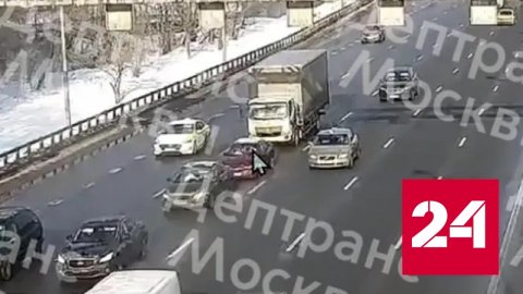 Вертолет забрал ребенка с места аварии на МКАД - Россия 24
