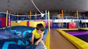 Богдан на ОГРОМНОМ батуте. Батутный центр. Дети прыгают на БАТУТЕ.