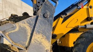 Экскаватор-погрузчик JCB 3CX ECO в работе