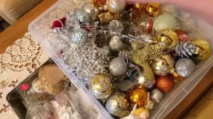 Вытащила елку и игрушки, но не нарядила...