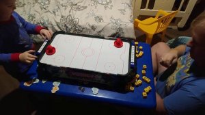 Даня играет в настольный хоккей