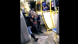 Драка блондинки с брюнеткой в автобусе