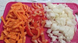 Подлива из куриного филе с луком, морковью и сладким перцем