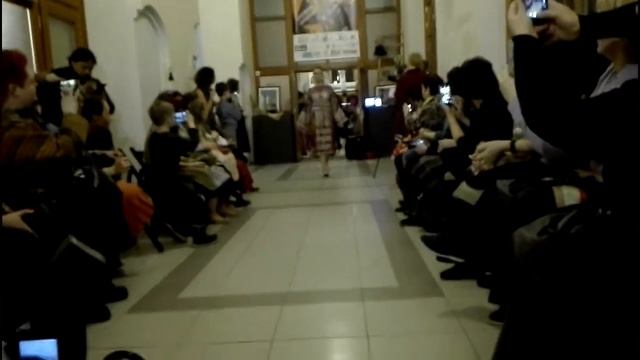Показ коллекции восточной одежды из винтажных тканей