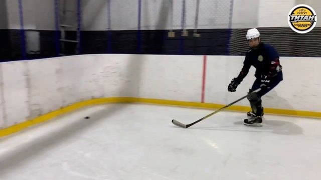 ХИТРО ПОЙМАТЬ НА ПЕРЕСМЕНЕ - Пас защитника под синюю линию в хоккее смотреть онлайн