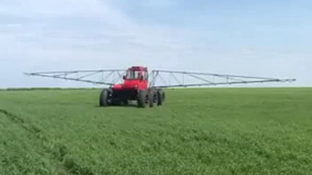 Самоходный опрыскиватель-разбрасыватель 