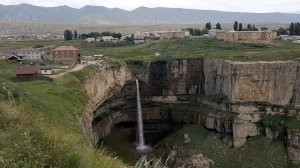 Именно в эту пропасть в Дагестане УПАЛ автомобиль с ТУРИСТАМИ.