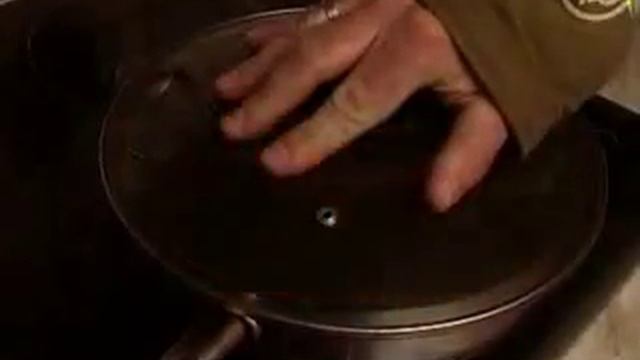 Как тушить горящую сковородку 1 мин.