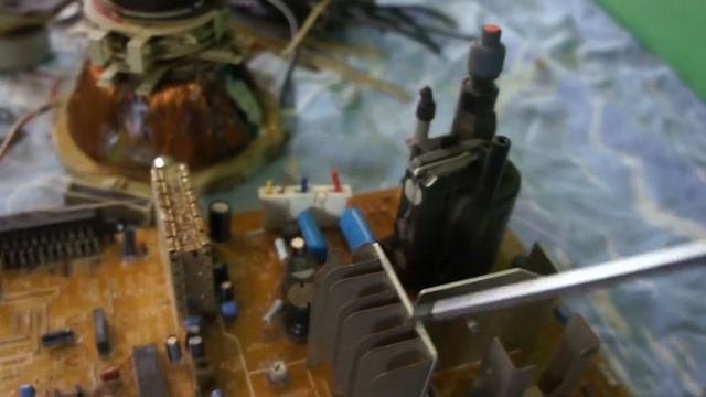 Что можно найти в старом телевизоре ? \ Скинули телевизор с крыши! смотреть онлайн