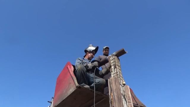 6я серия Сарай. Ставим железные сёдла на столбы. смотреть онлайн