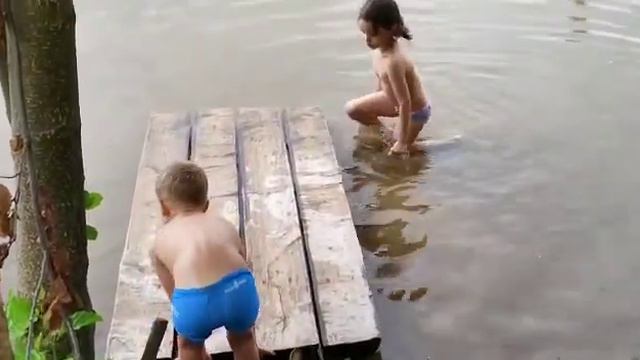 Дети купаются в озере и плавают на плоту смотреть онлайн