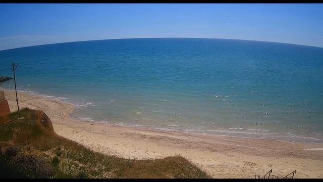 Степановка Первая. Отличная погода. Дети прыгают на батуте. Идет подготовка к сезону. 17 Мая смотреть онлайн