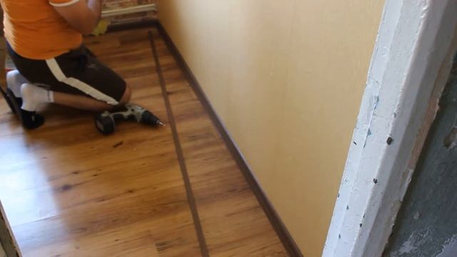 Как сделать монтаж напольного плинтуса своими руками. Эконом класс. Построй!КА. смотреть онлайн