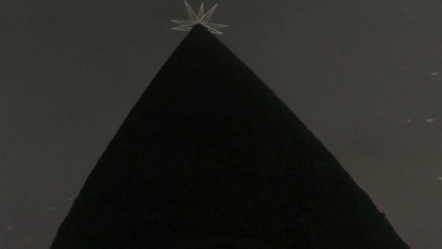 Самая большая рождественская ёлка Канады. Но явно не самая сияющая. смотреть онлайн