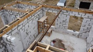 ЗАЛИВАЕМ СЕЙСМОПОЯС НА ДОМЕ 10*11 М. ИЗ ГАЗОБЛОКА.  СТРОЕНИЕ ОПАЛУБКИ, КРЕПЛЕНИЕ, АРМИРОВАНИЕ.