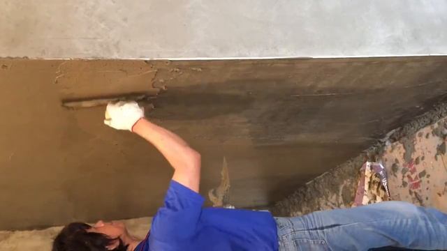 Нанесение песка и цемента на кирпичную стену Оштукатуривание кирпичной стены Штукатурка стены