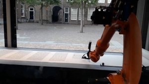 Рука робота пишет книгу калиграфическим почерком. Дортрехт. Чудеса Голландии