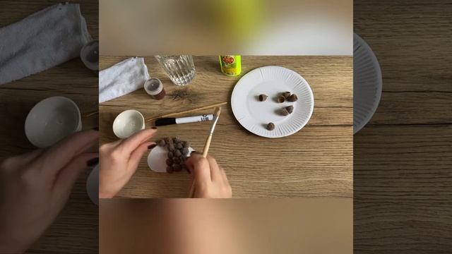 Аппликация из шляпок желудей «Ёж» смотреть онлайн