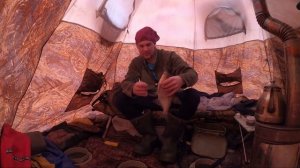 ЖЕРЛИЦЫ НЕ ДАЮТ ПОКОЯ! Рыбалка с ночевкой зимой | Ловля ЛЕЩА в палатке на поплавок! 2022