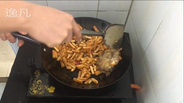 豆干炒老鸭肉，焖一焖味道还不错！喜欢吃鸭肉的朋友可以收藏起来！