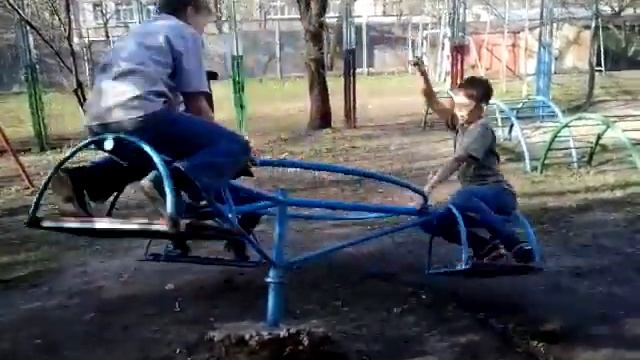 Пацан упал с качели.смотреть всем!!смешно!! смотреть онлайн
