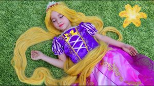 София становится Принцессой Рапунцель и Играет в Новый игровой Домик для детей