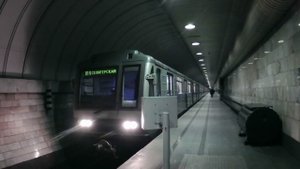 Москва. Состав «Номерной Модернизированный» на станции «Римская». 24 апреля 2022