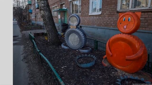 Конец декора советской эпохи: в Киеве вывозят резиновые шины из дворов многоэтажек смотреть онлайн