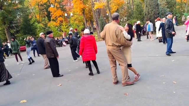 Танцы ??? в парке ?️ Горького Харьков Октябрь 2021? смотреть онлайн