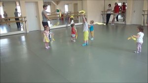 Танцуют малыши с солнечными лучиками. Ритмика. 1,5 - 3 года