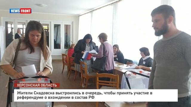Жители Скадовска выстроились в очередь, чтобы принять участие в референдуме о вхождении в состав РФ