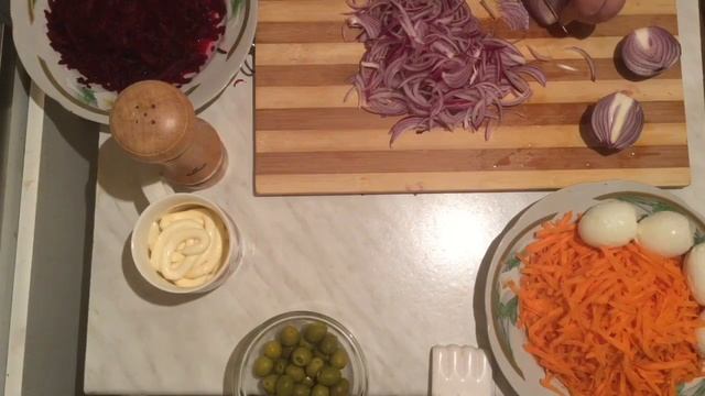 НОРВЕЖСКИЙ САЛАТ С СЕЛЬДЬЮ И СВЁКЛОЙ.Ничем не уступает 
