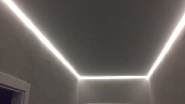 Парящие натяжные потолки из профиля ПФ-2429 Flexy, монтаж в Тольятти, готовый вариант в коридорах.