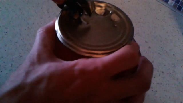 Видео: Как открыть банку консервным ножом? смотреть онлайн