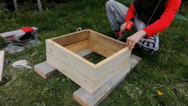 Напольная клумба-кашпо из остатков доски: облегченная конструкция с высоким дном смотреть онлайн
