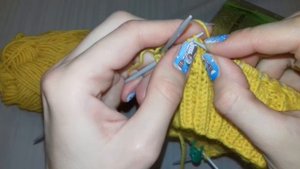 МК Красивая детская шапка, вязанная спицами, на сезон весна-осень. 48-50