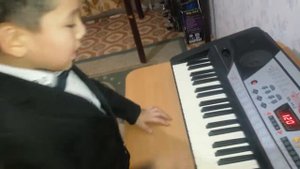 Красиво играет на синтезаторе