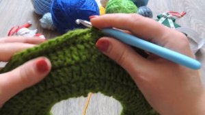 Вяжем к Новому году. Украшение на дверь. Рождественский венок. Вязание крючком. Мастер-класс.