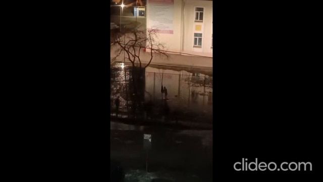 Пьяный в Солнцево купается в луже