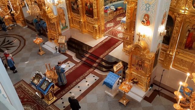 Чтение Апостола на Литургии.