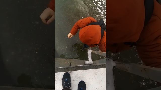 Провалился под лед!!!? смотреть онлайн