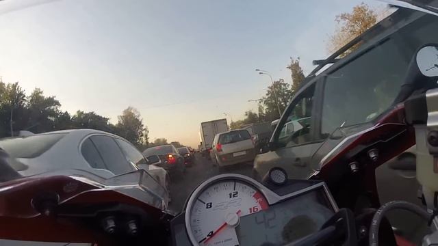 S1000RR onboard: heavy traffic filtering. смотреть онлайн