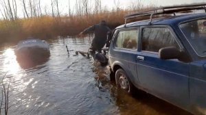 Как загрузить лодку ПВХ на Курганский лодочный прицеп 8213 03, ролики-домкраты
