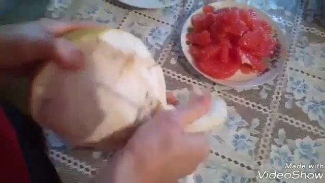 Как разрезать помело.