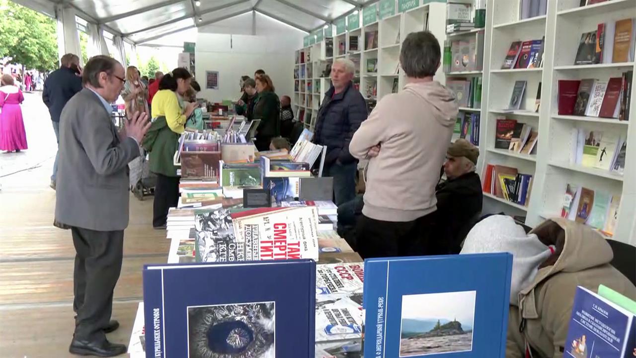 Сотни издательств представляет Книжный фестиваль, который проходит на Красной площади в Москве