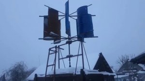 Зима, ветряк, бак для воды к водяному насосу.