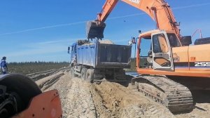 Север, отсыпка. Ман застрял, каток застрял, на помощь приехал экскаватор.