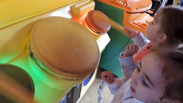 Как Выиграть у Игрового Автомата !Челлендж ! Парк Развлечений и Игровые Автоматы.//Милана Кидс Шоу смотреть онлайн