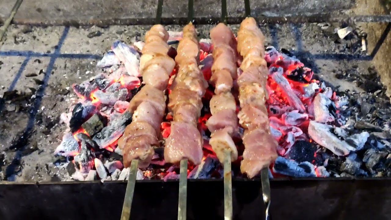 Жарим шашлык, свинина, слово мясника. Получилось вкусно.